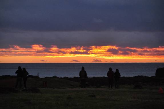 O sol nasce na região de Tongariki, no sul da Ilha de Páscoa, ilha chilena no meio do Oceano Pacífico